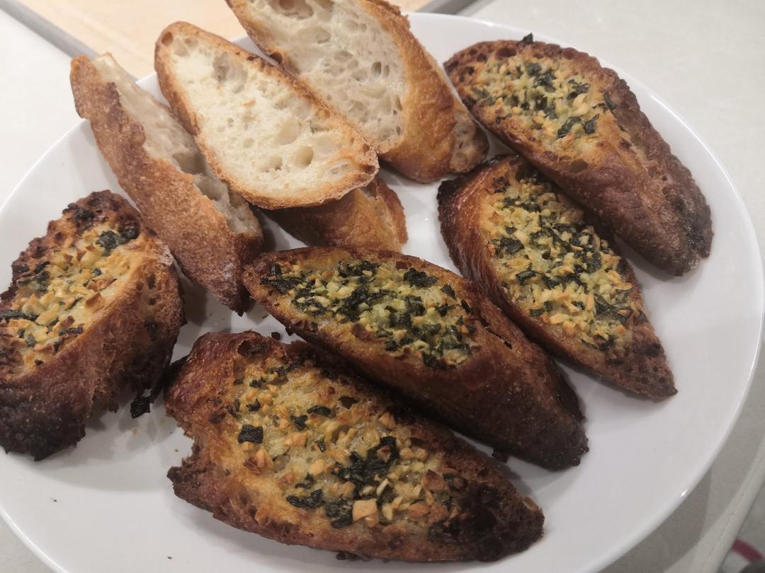 🥖浓汤好搭档，黄油蒜香法棍。Garlic Bread🥖