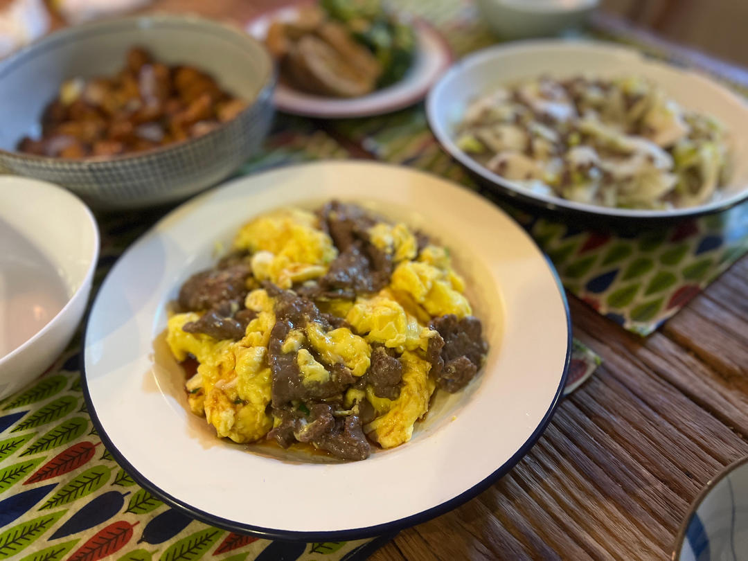 滑蛋牛肉，牛肉滑嫩，鸡蛋松软