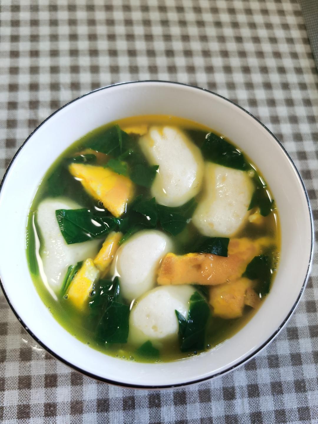 简单易学，清淡好喝～鱼丸鸡蛋菠菜汤
