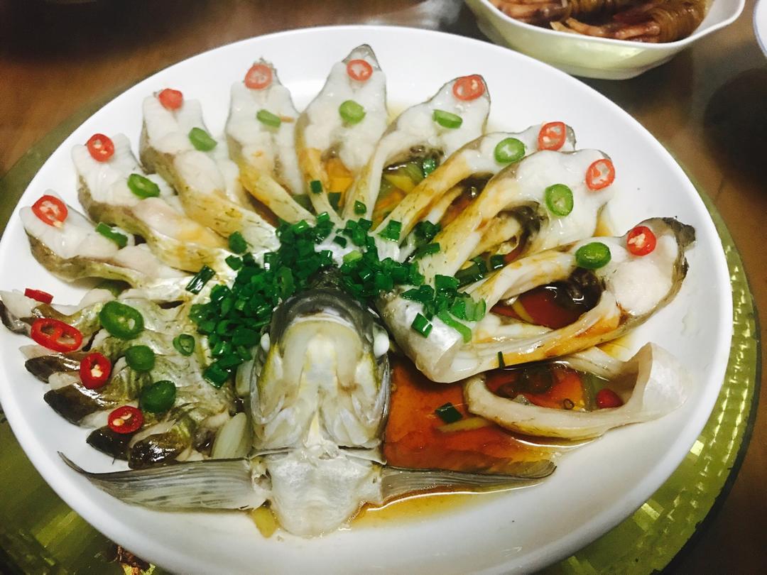 叶子子叶做的孔雀开屏清蒸鱼