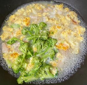 西兰花🥦虾仁🍤鹅🦢蛋汤的做法 步骤3