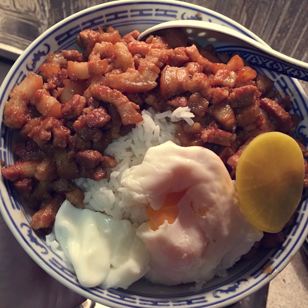 洋葱酥卤肉饭