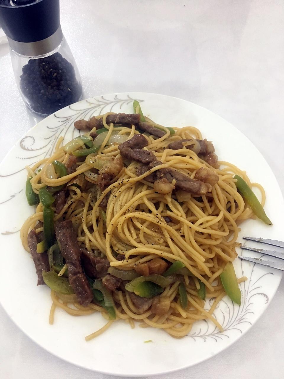 黑椒牛柳炒意面
