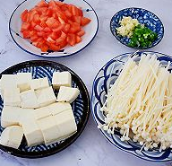 番茄金针菇豆腐汤的做法 步骤1