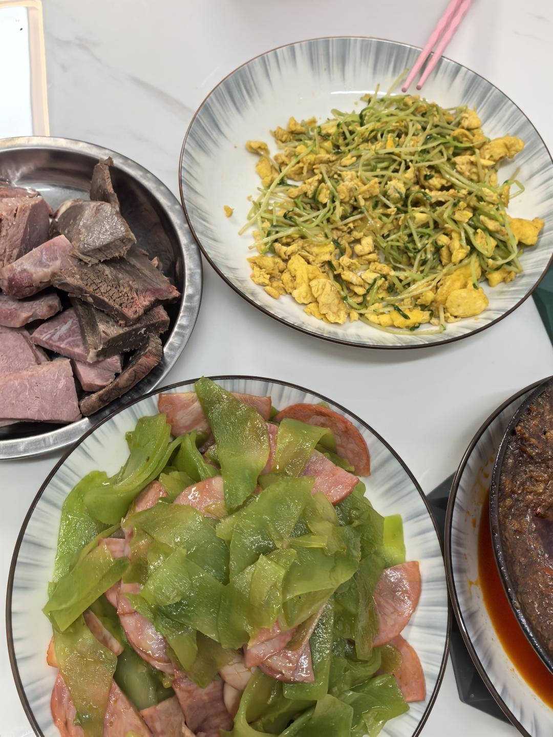 豌豆苗炒鸡蛋，这一口鲜~