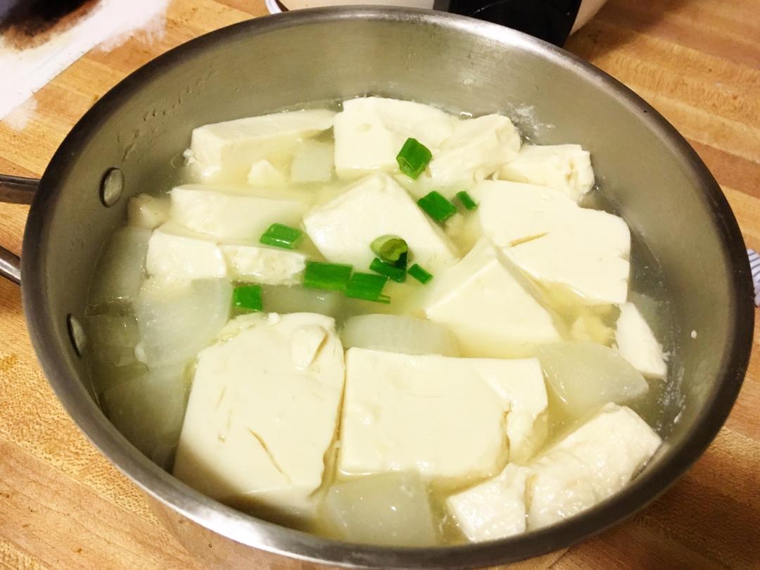 白萝卜豆腐汤