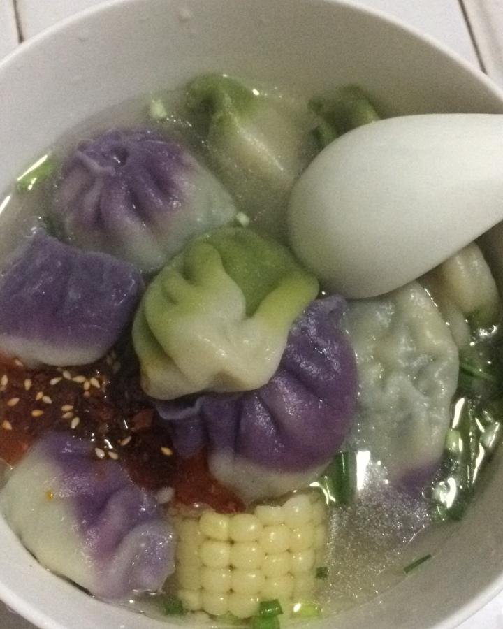 彩色饺子（鲜掉眉毛的三鲜馅，冬日经典白菜猪肉馅，韭菜虾人馅）