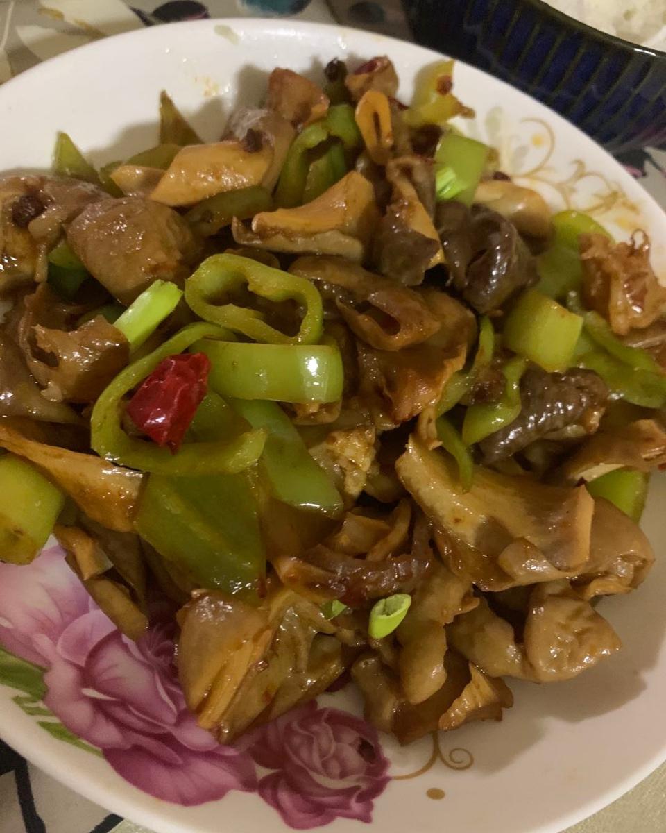 🔥干煸肥肠这样做，实在是太香了，好吃到停不下来😄