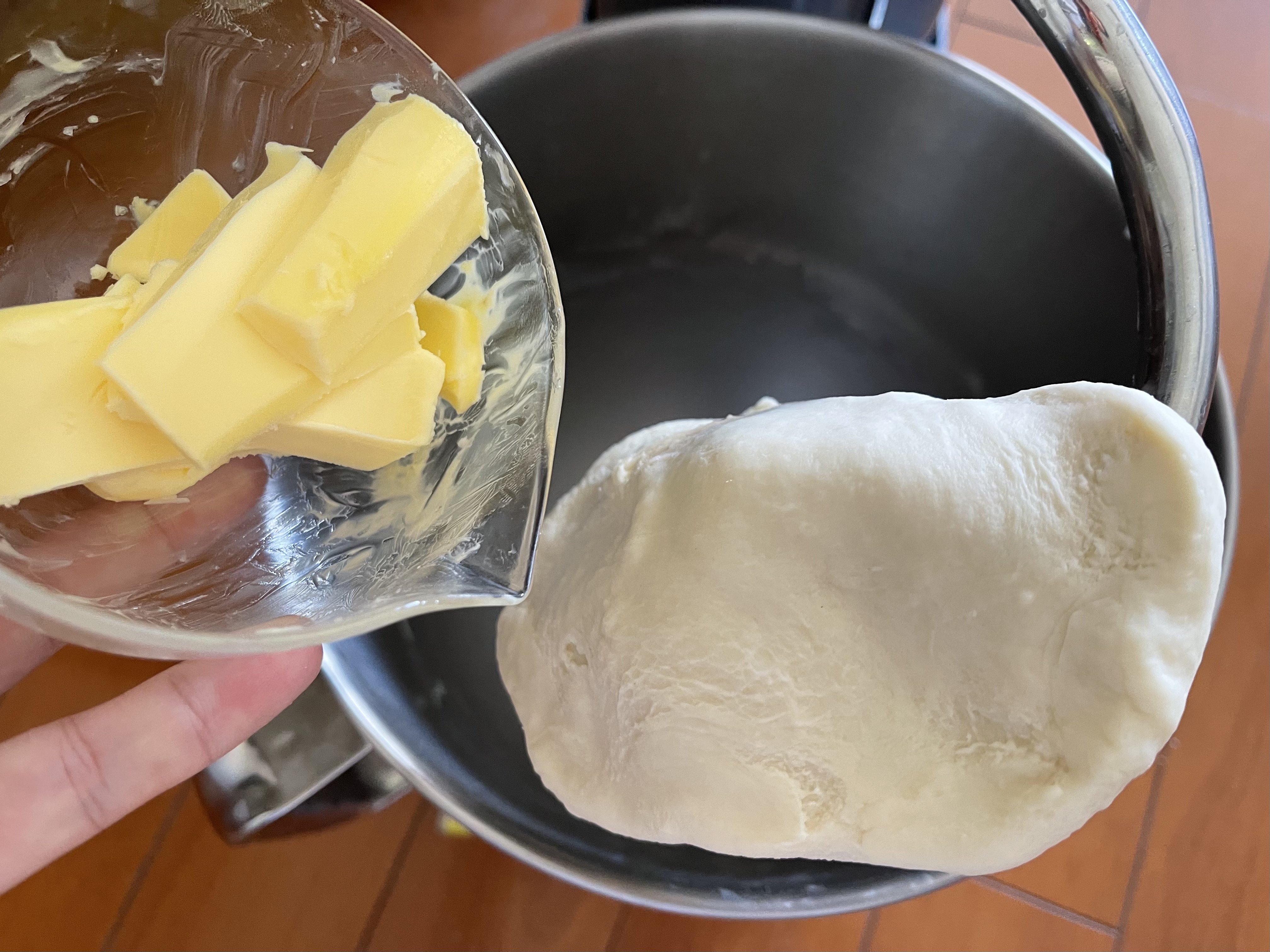 一次发酵❗️做好吃的❗️牛奶小方面包的做法 步骤3