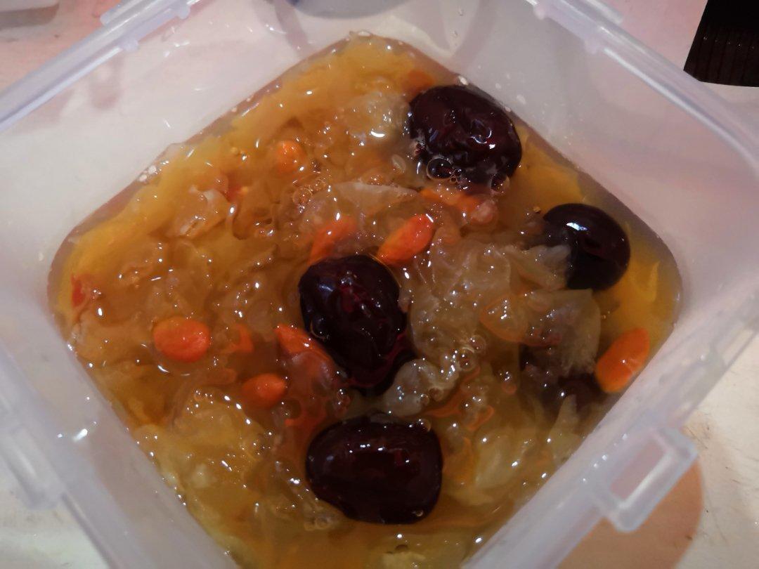 银耳红枣枸杞甜汤