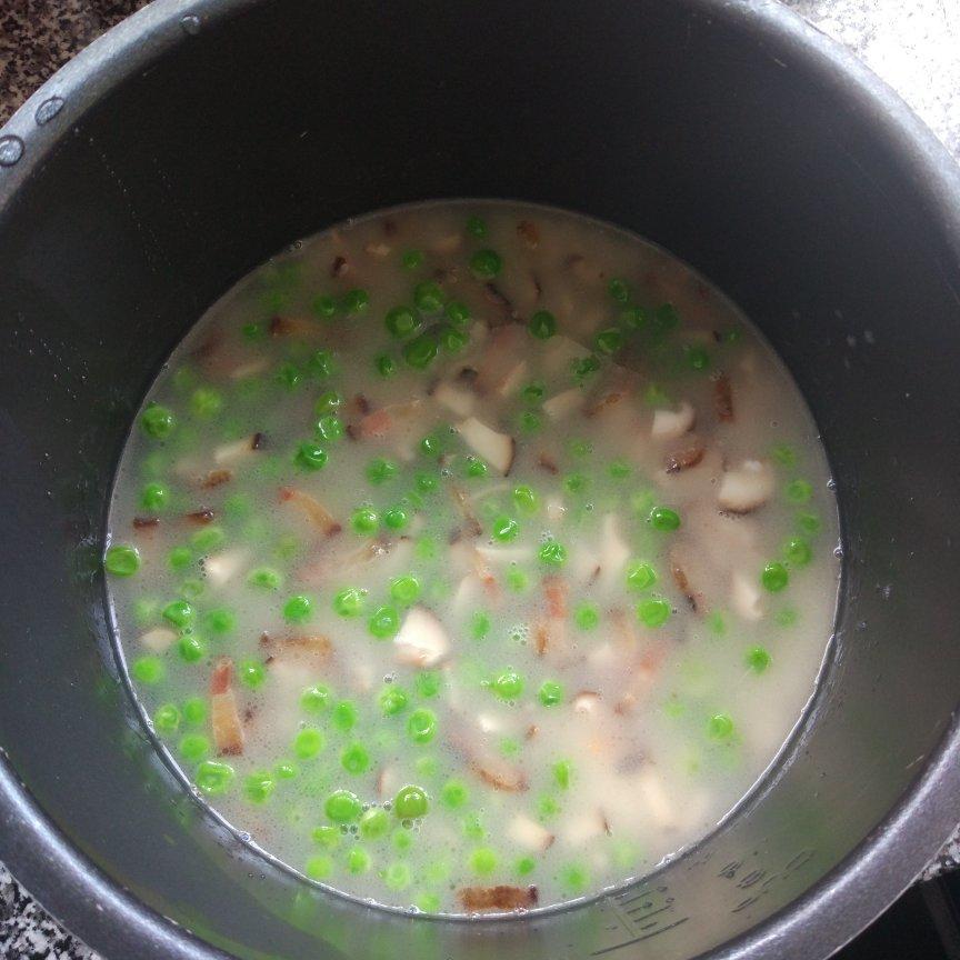 豌豆腊肉糯米饭