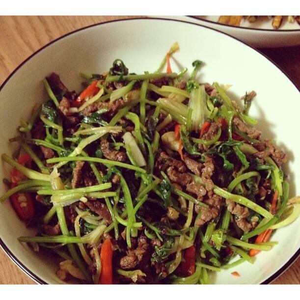 香菜炒牛肉（附菜根香做法）