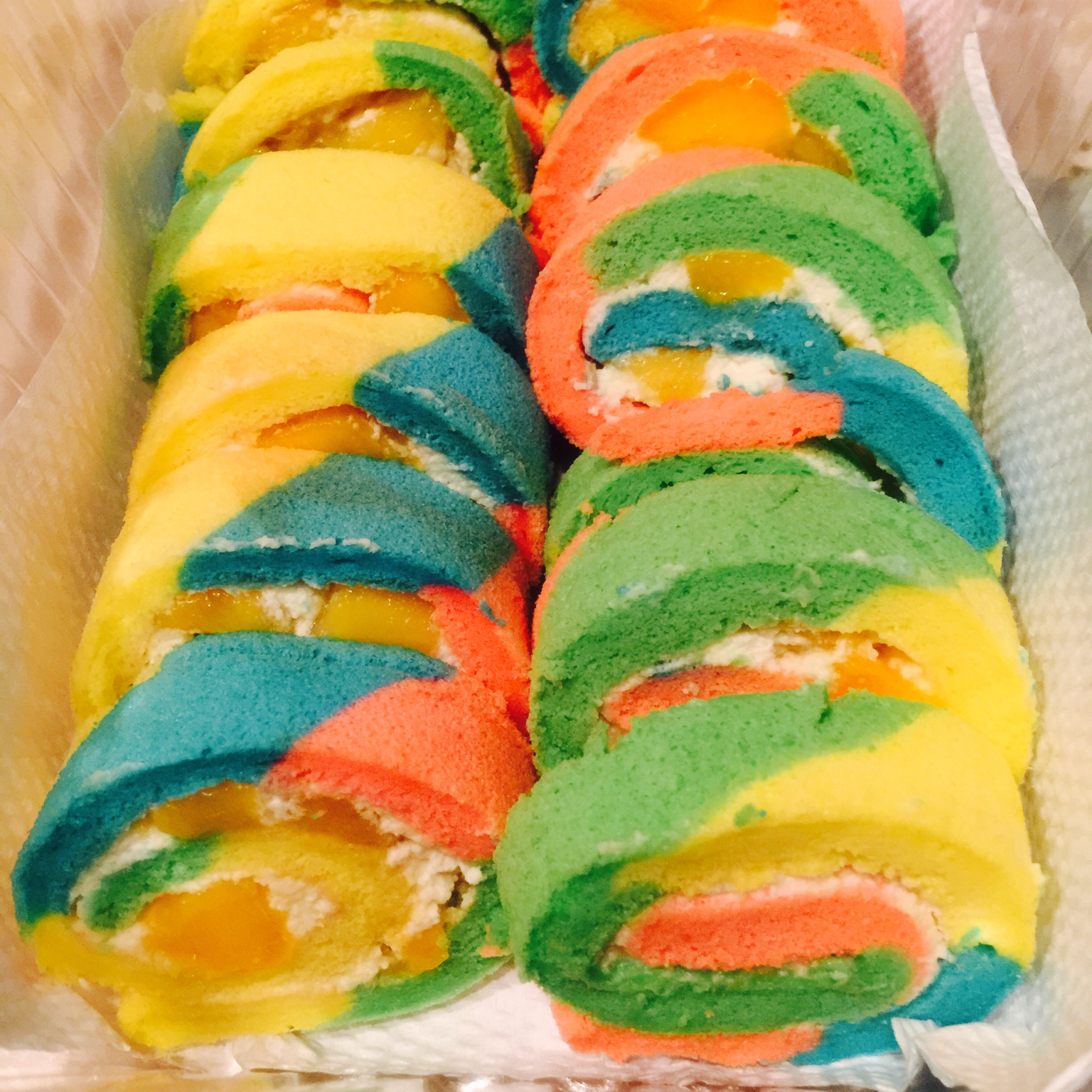 曼陀珠珠做的五彩斑斓的彩虹蛋糕卷皮黑森林