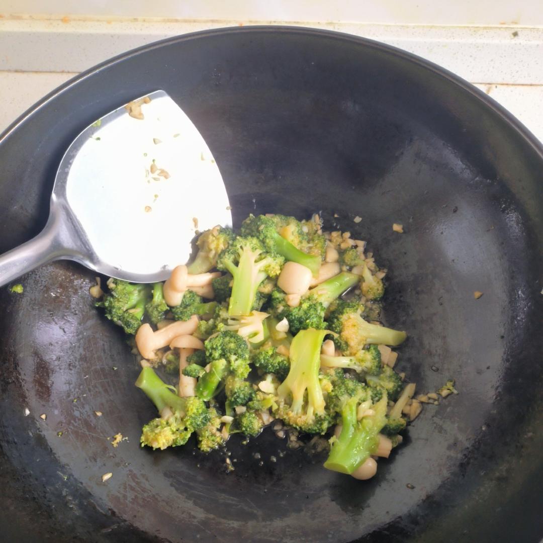 减脂餐～鲜美爽口的西蓝花炒口蘑