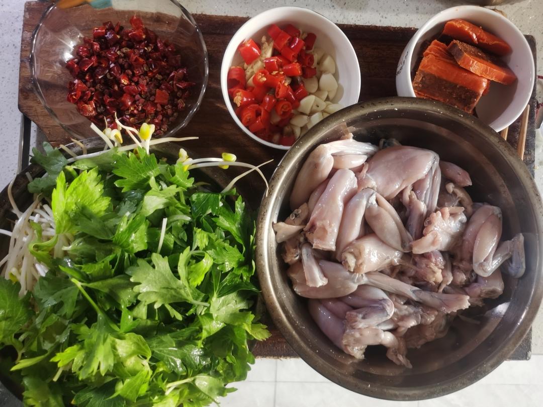 厨师长教你：“牛蛙鱼头”的家常做法，味道香辣鲜美，先收藏了