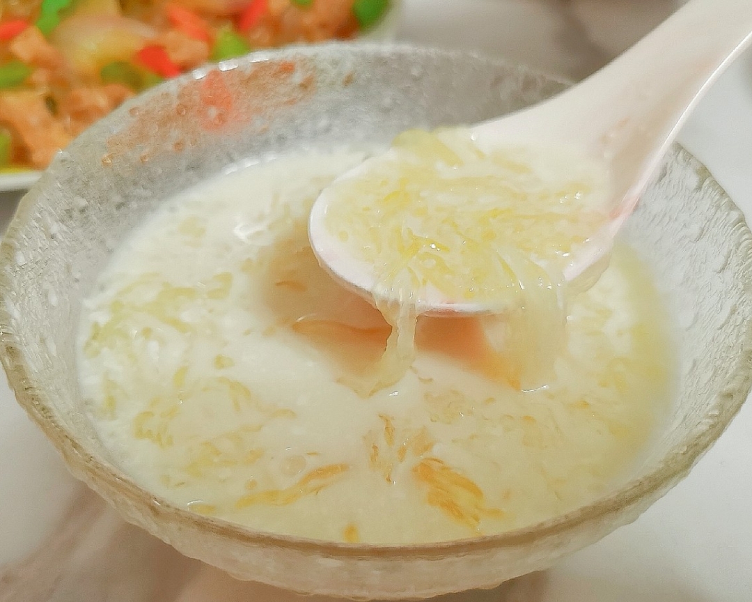 超简单的椰汁炖燕窝做法  懒人福音甜品  加石蜂糖更清甜