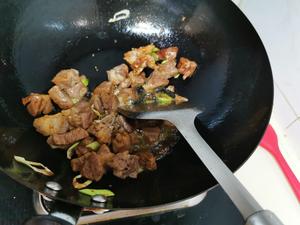 羊肉炖胡萝卜土豆洋葱，这一锅出来非常下饭的做法 步骤4