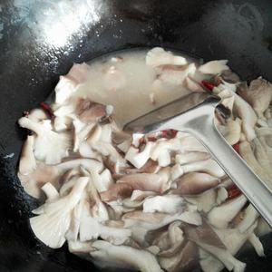 素炒平菇的做法 步骤5