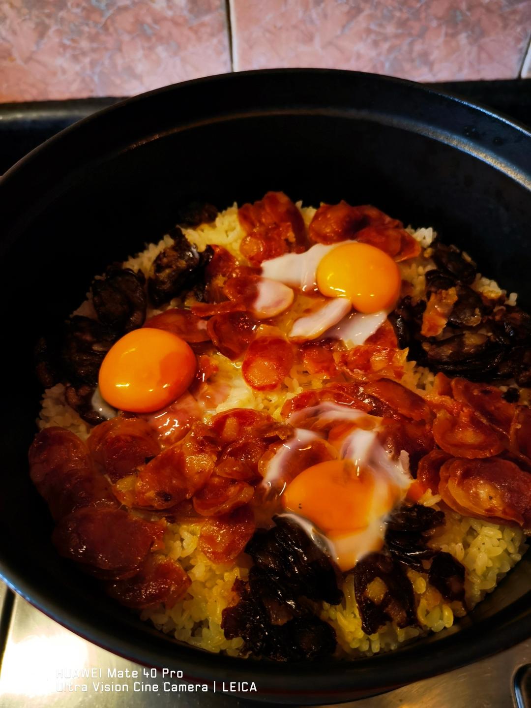 铸铁锅腊味双拼煲仔饭