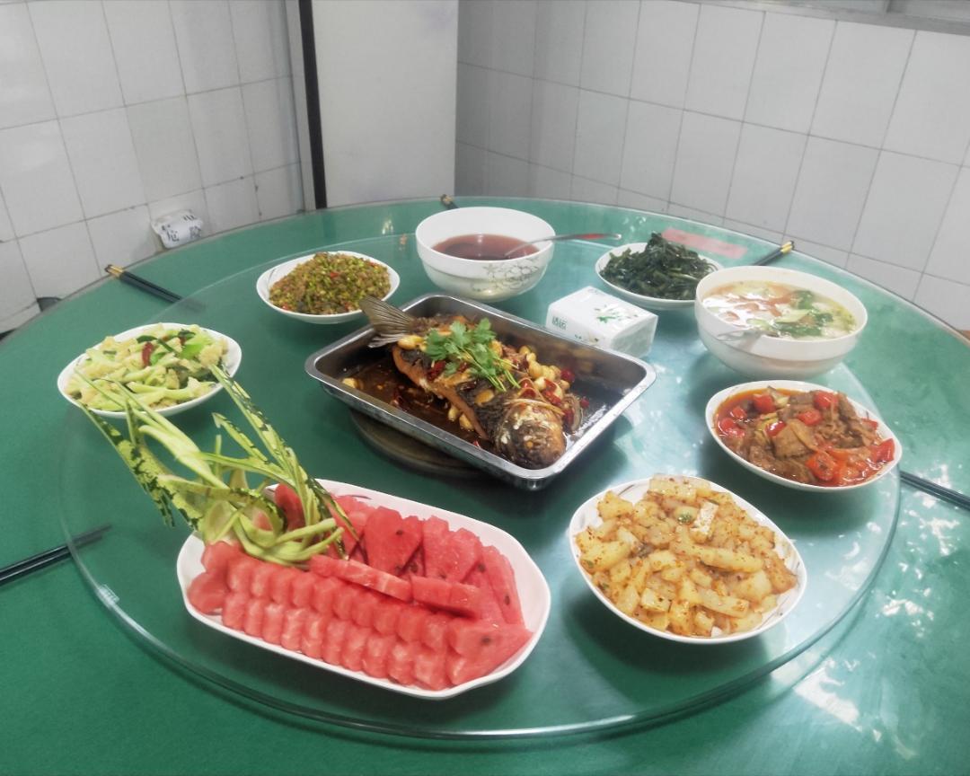 保家卫国蒜烧鱼(这个图片是大锅菜弄出来的，但做法是小炒做法)