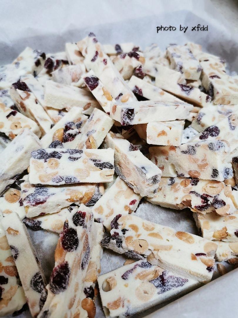 花生牛轧糖-蔓越莓牛扎糖