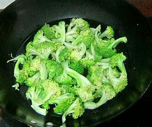 水煮"蔬菜皇冠"西蓝花的做法 步骤2