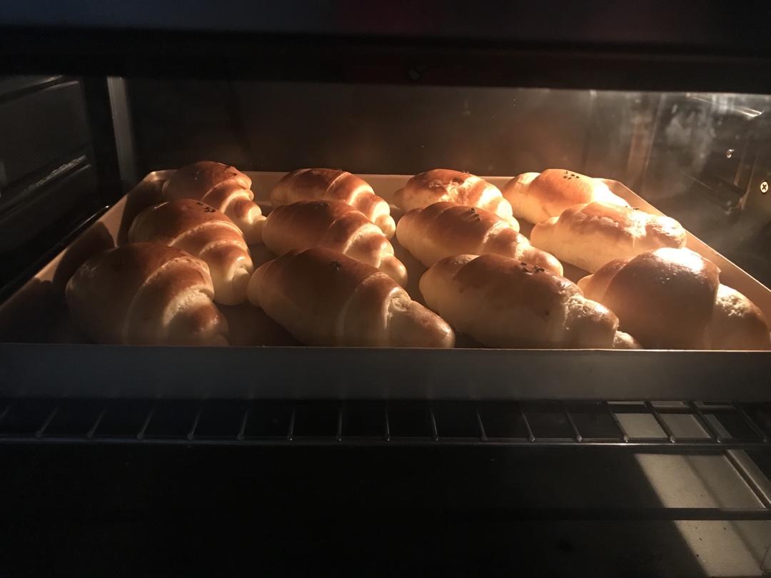 零基础手揉出膜面包房蜂蜜奶油卷全攻略/阿猪烘焙视频