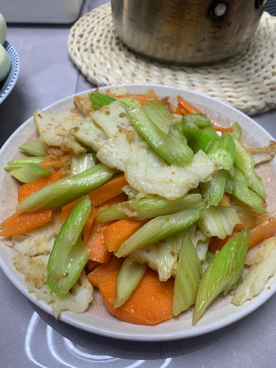 芹菜炒鱼饼