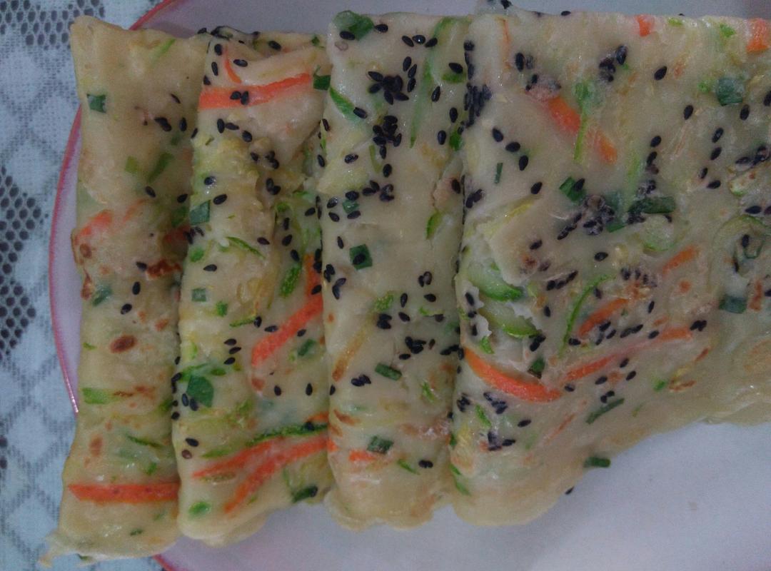 西葫芦胡萝卜虾皮鸡蛋饼（撒点黑芝麻）的做法