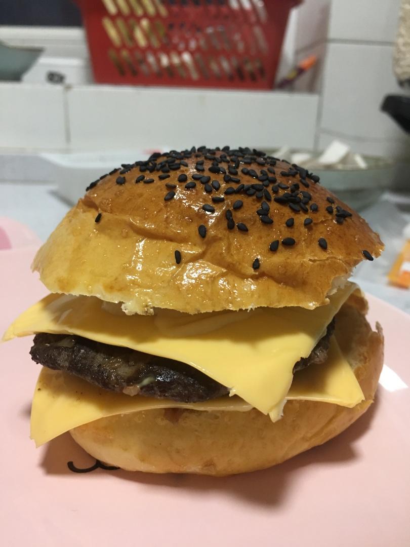 正宗的麦当劳双吉牛肉汉堡