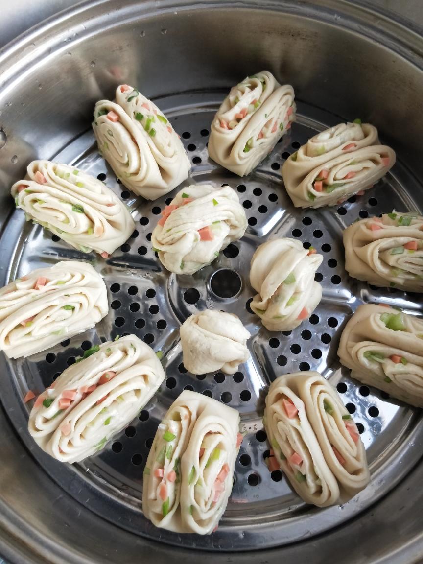 香肠葱花油卷馍的做法