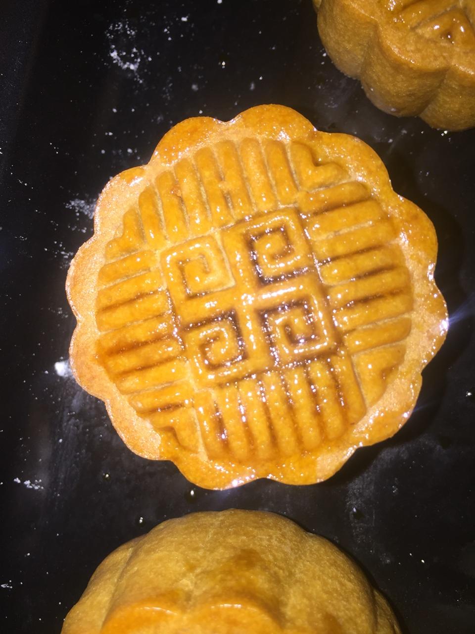 广式月饼—蛋黄芝麻月饼