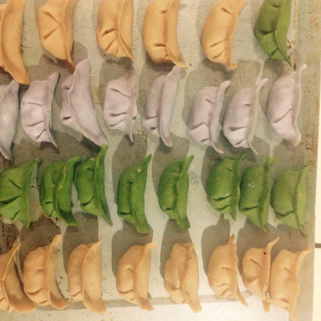 七彩饺子！彩色饺子～