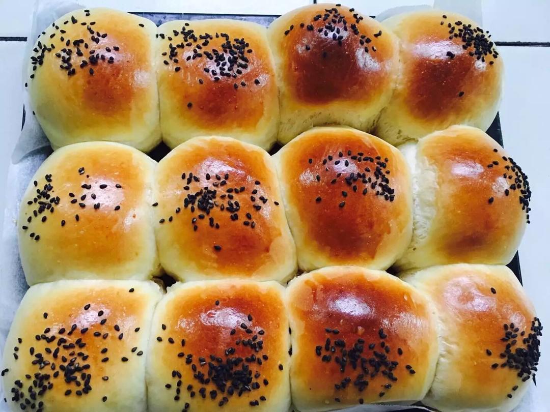 大人小孩都爱不释口的【蜂蜜牛奶小餐包】