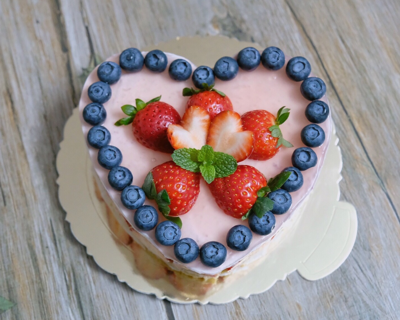 草莓慕斯蓝莓蛋糕