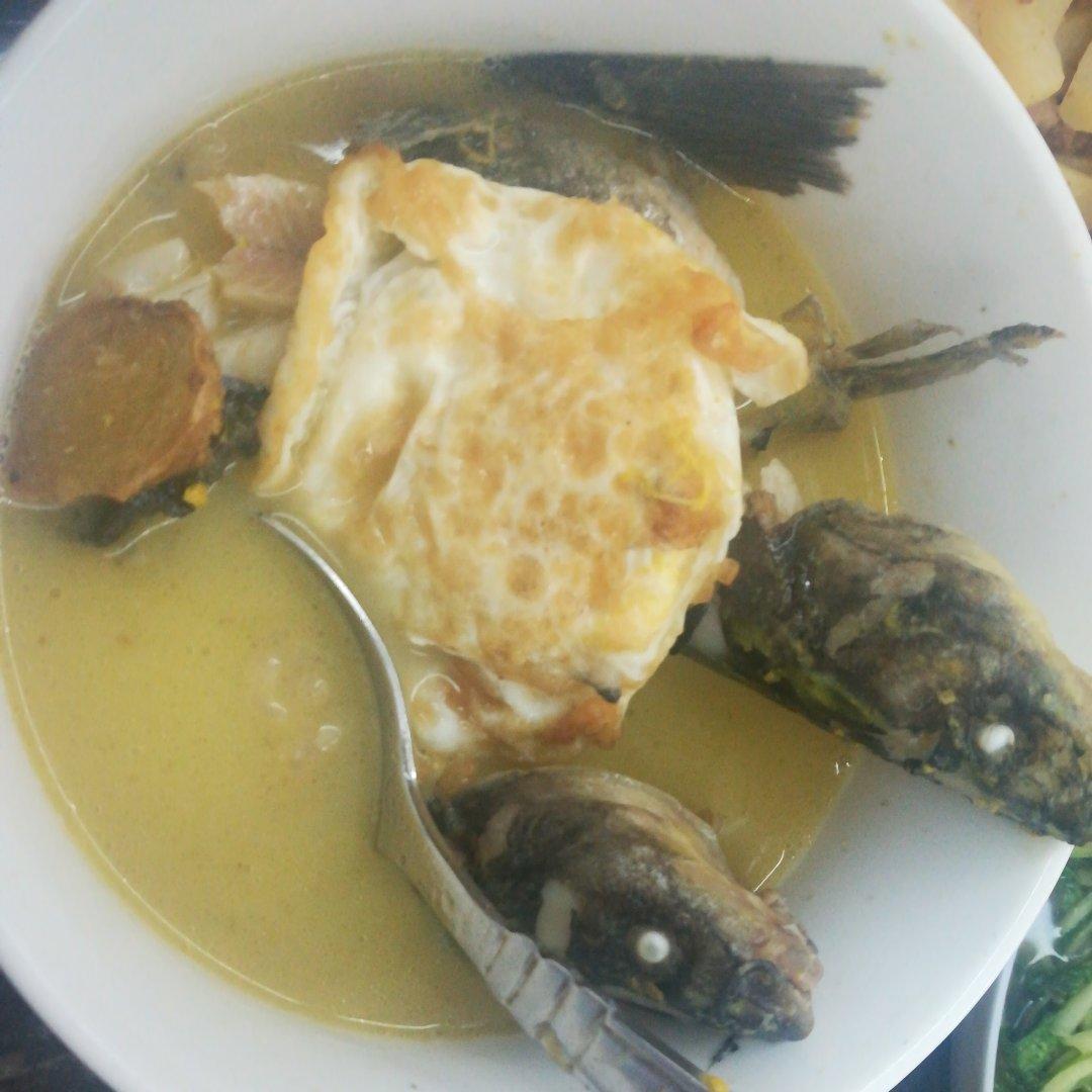 阿宝乖做的荷包蛋煮黄骨鱼汤