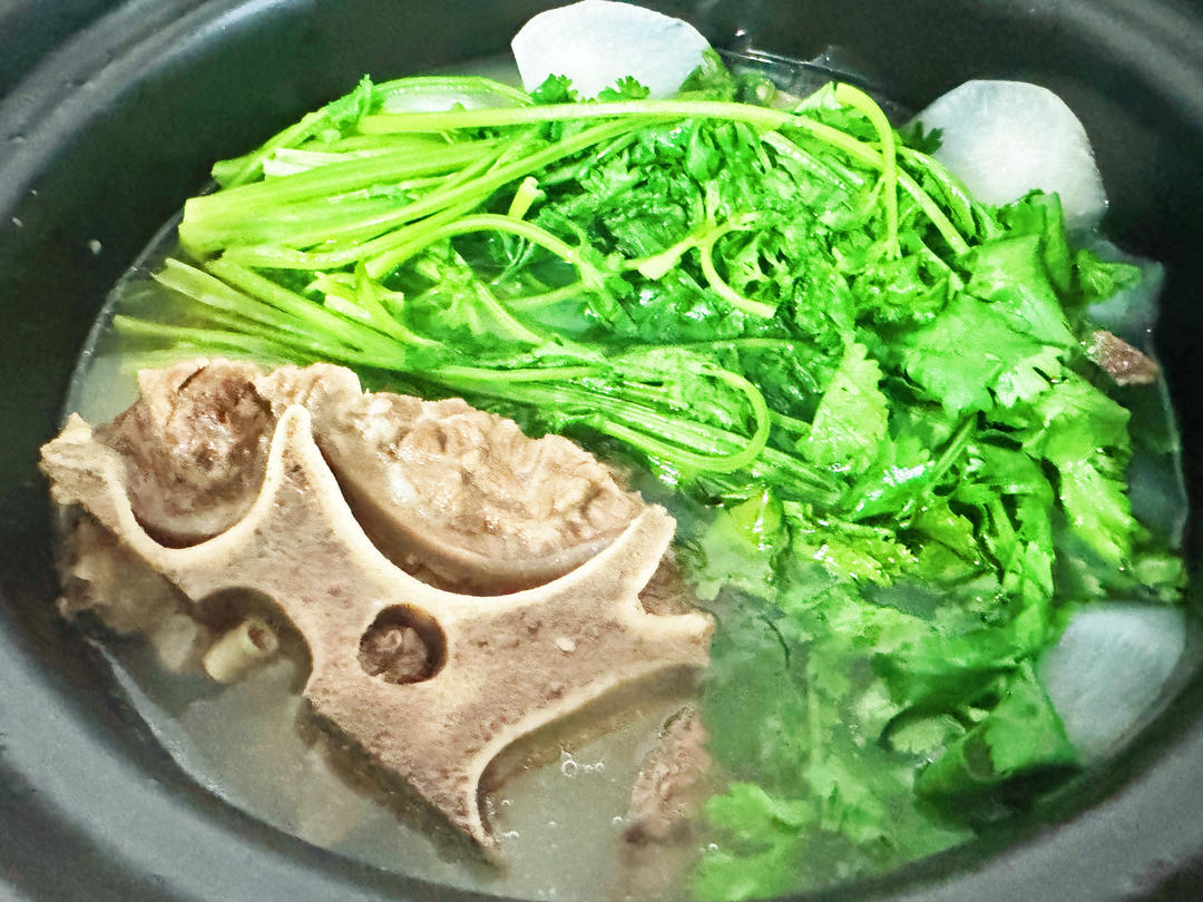 牛尾炖白萝卜汤