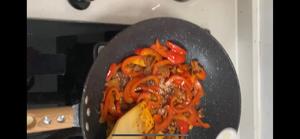 红椒炒肉砂锅饭的做法 步骤9
