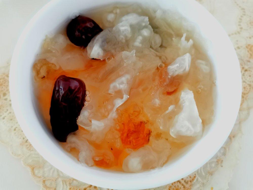 桃胶银耳红枣羹