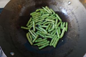 eggplant fried with green beans的做法 步骤3