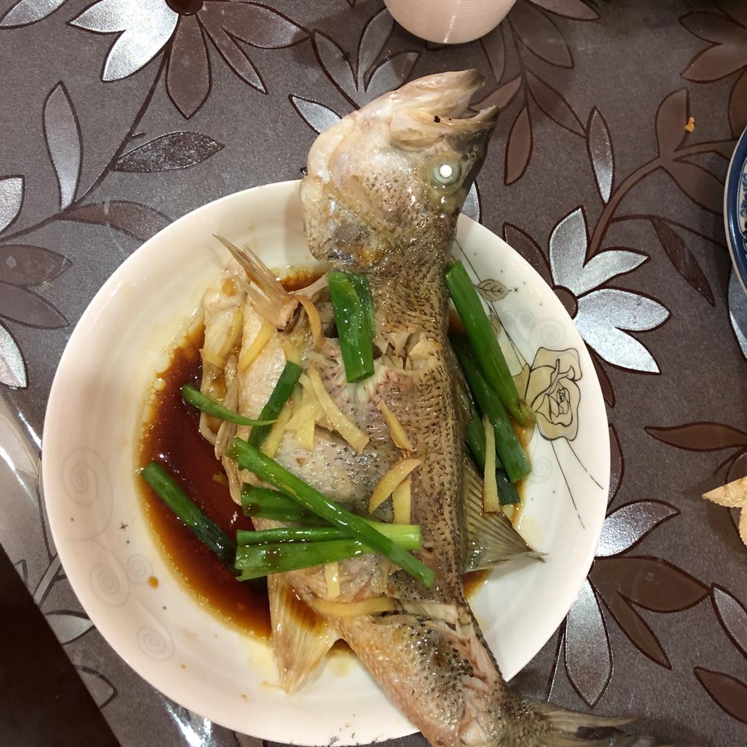 清蒸鲈鱼（简易万能蒸鱼法）