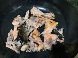 家常下饭粤菜|煎焗三文鱼头苦瓜煲的做法 步骤2