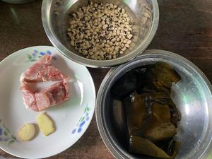 梅雨天来祛湿-猪骨眉豆海带汤的做法 步骤1