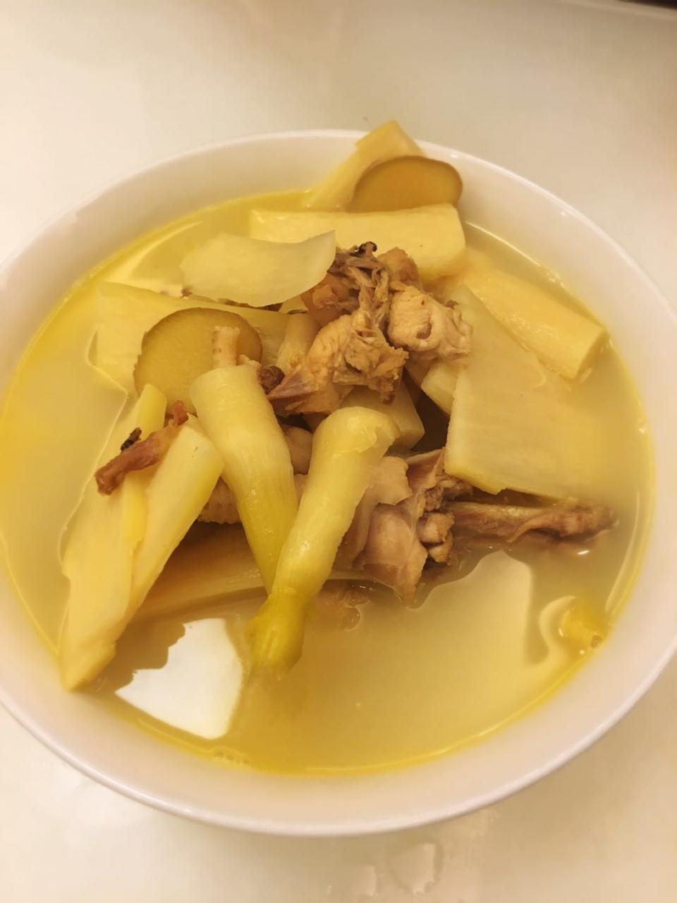 我把鳌拜卖了买只猪做的竹笋鸡汤