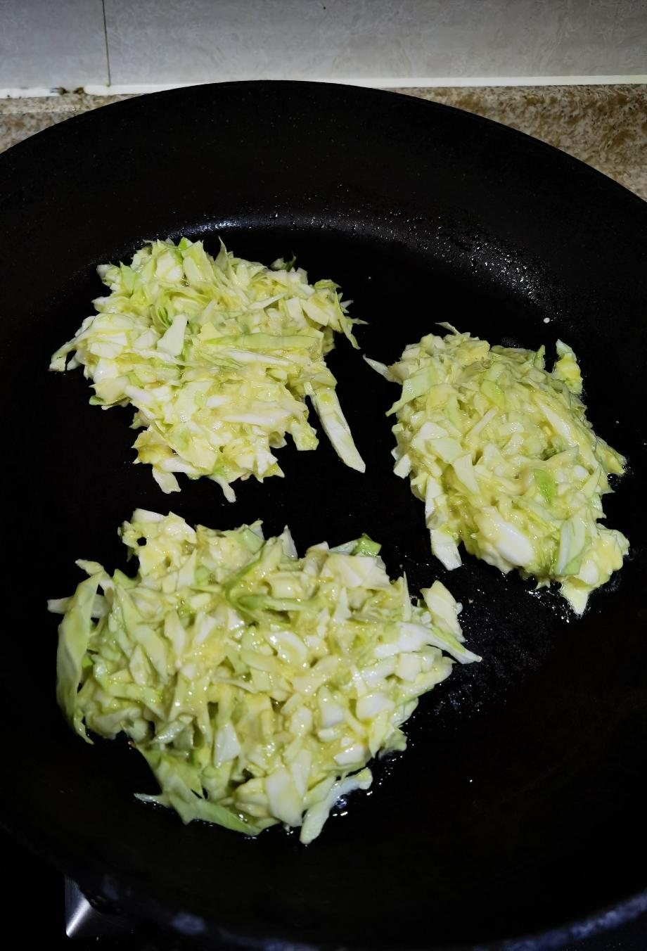 包菜鸡蛋饼（易上手）的做法 步骤4