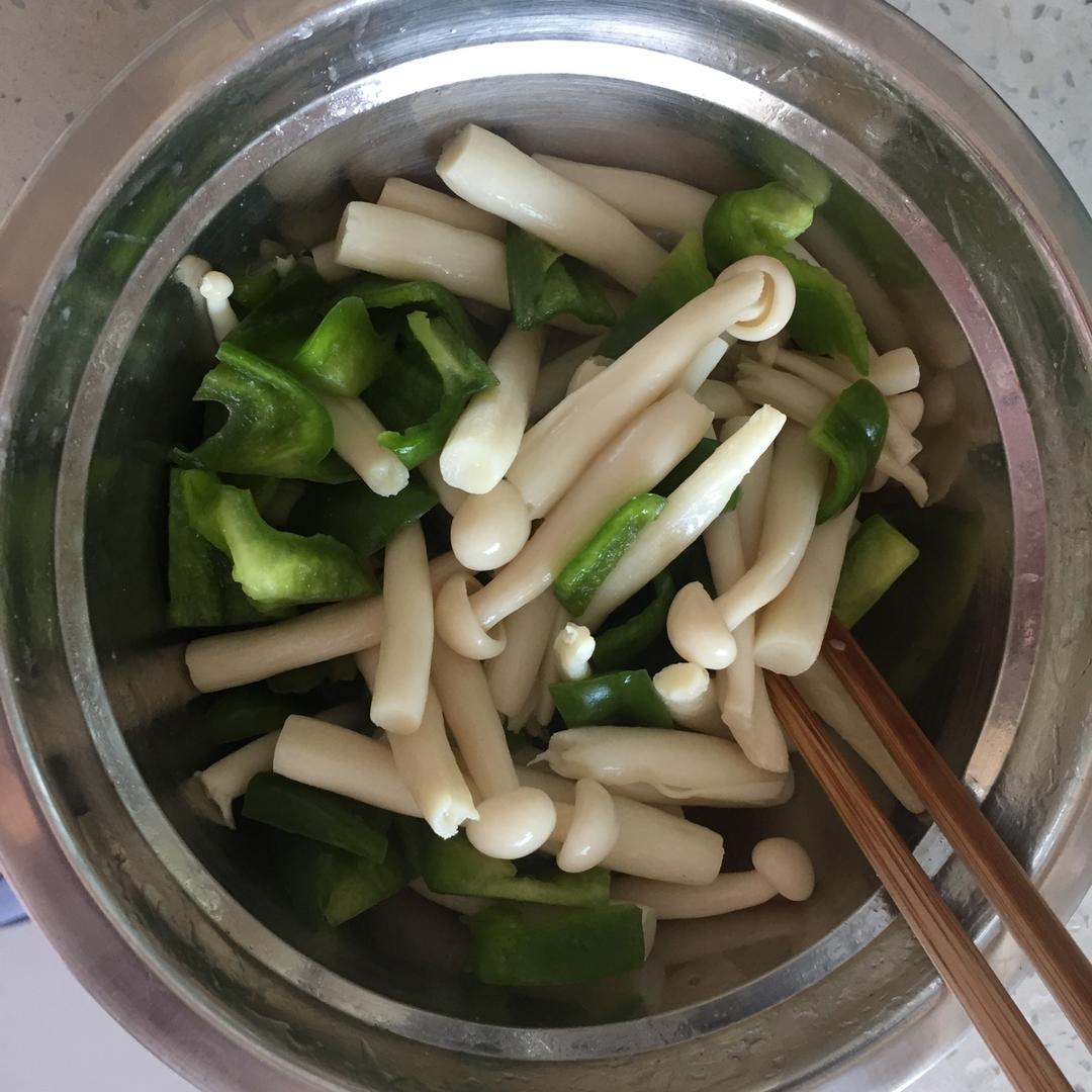 蘑菇木耳拌三椒