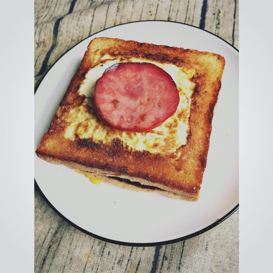 土司煎蛋 Egg-in-a-hole