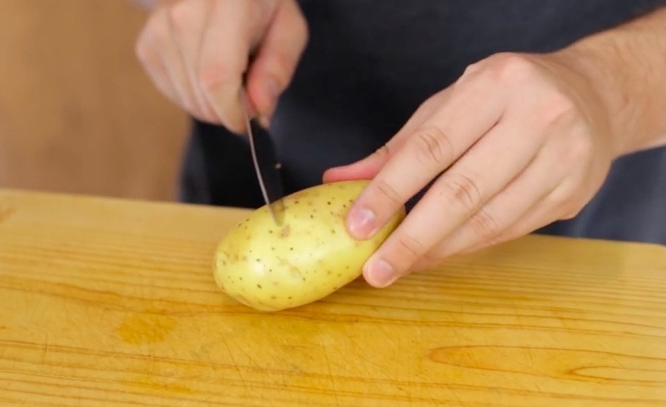 徒手剥土豆，对你没看错的做法 步骤1