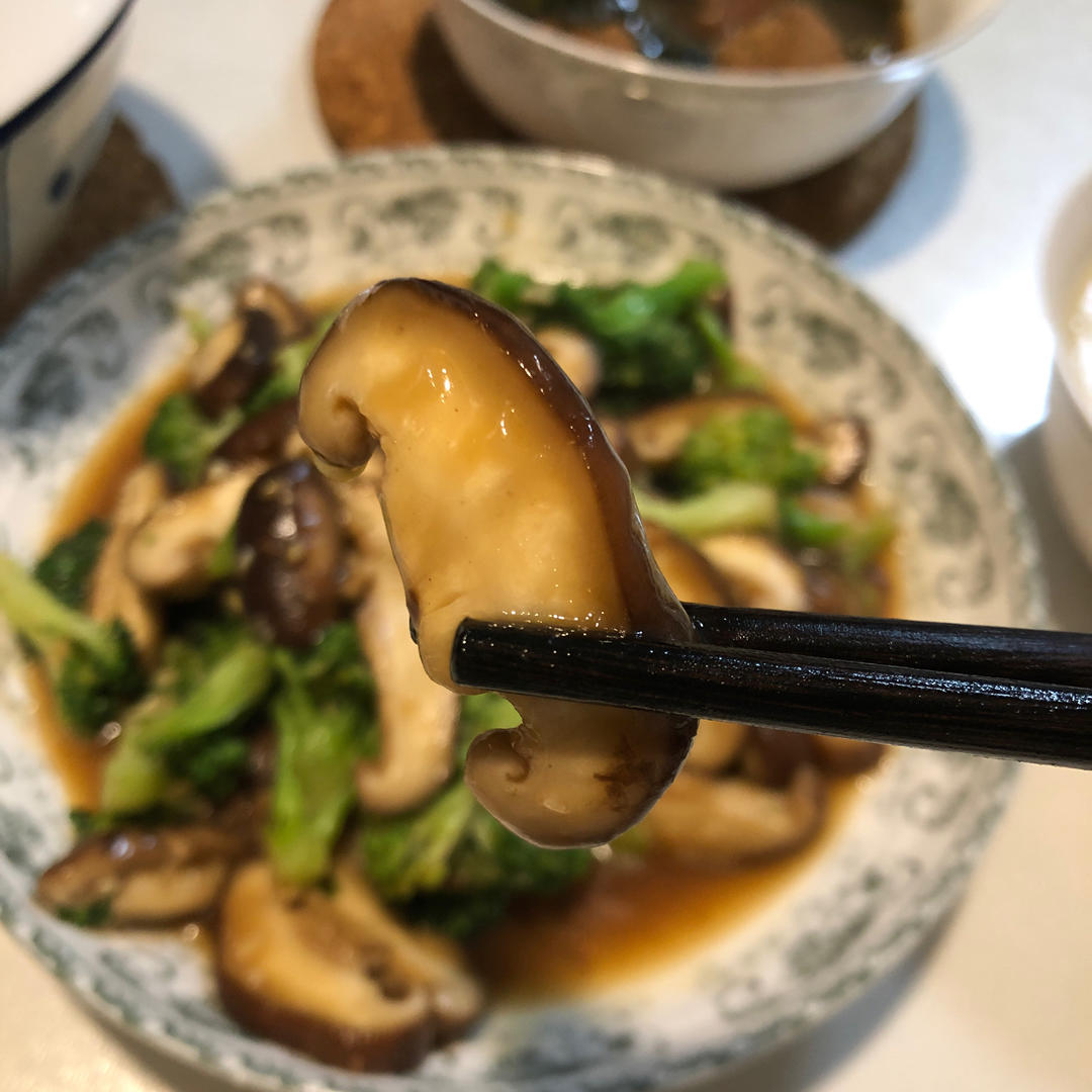 低脂好吃的西兰花炒香菇