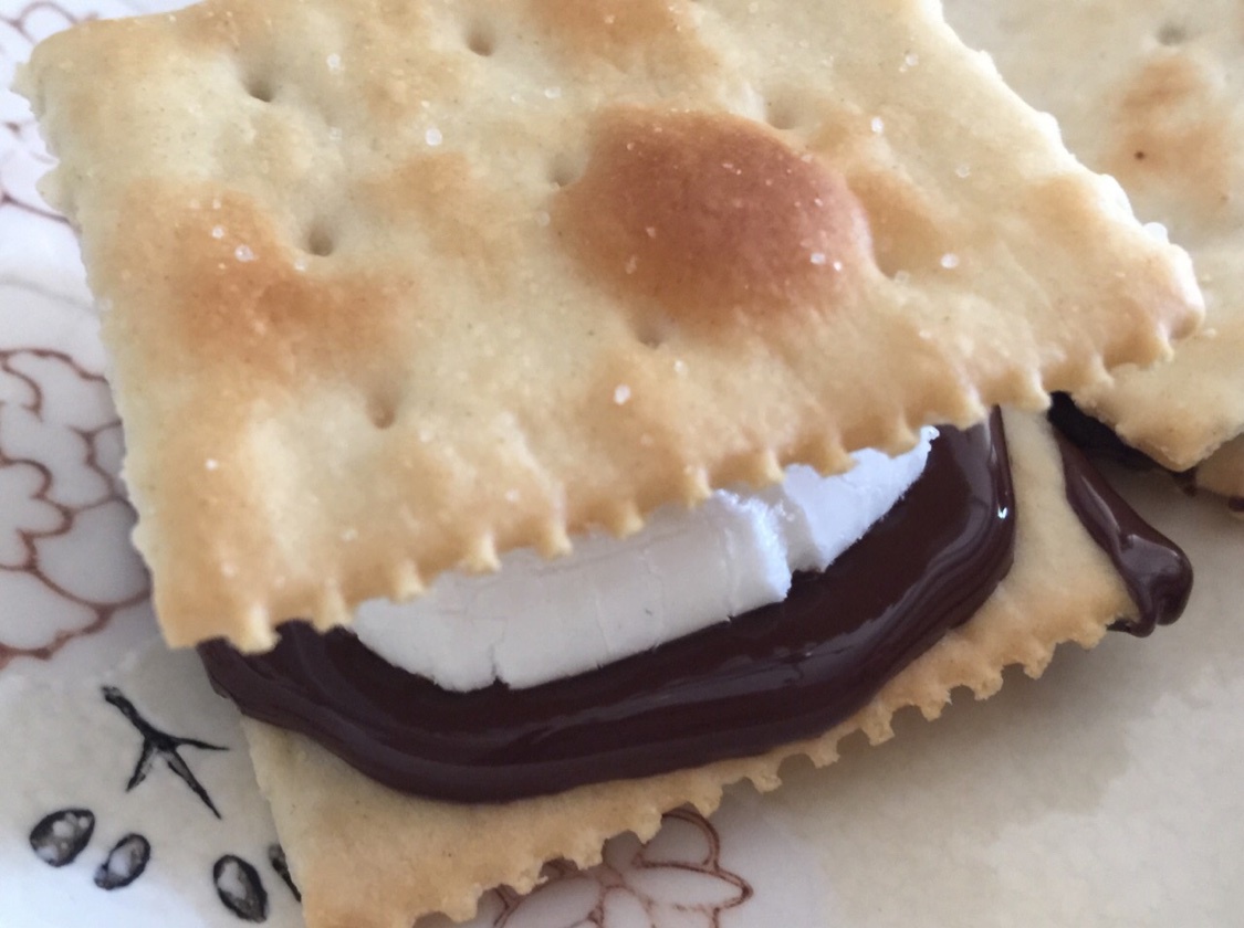 S'more 苏打饼夹烤棉花糖